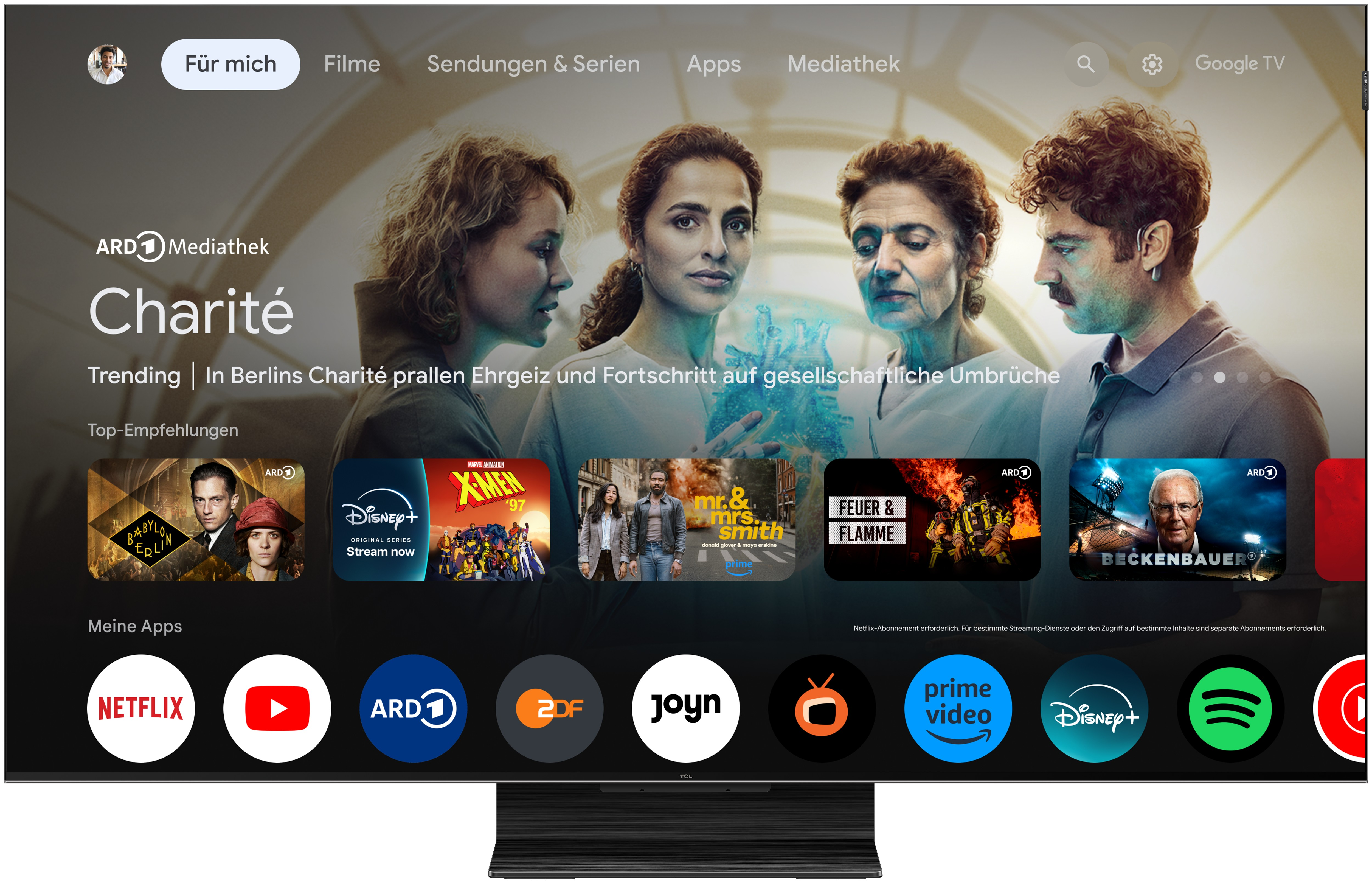 Un écran de télévision affichant une interface Google TV avec ARD Mediathek et des recommandations de programmes.