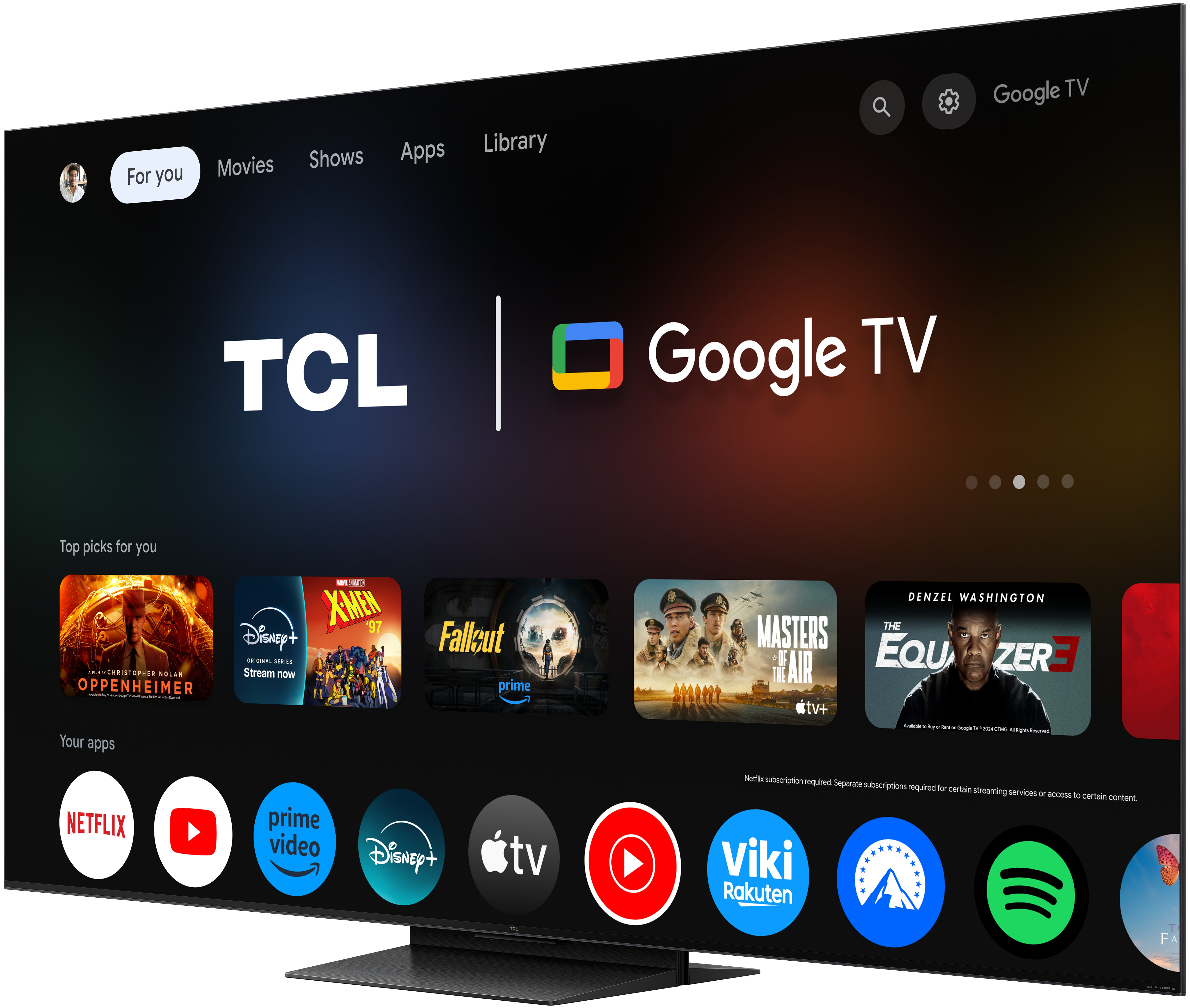 TCL Google TV Oberfläche. Enthält einen Startbildschirm mit App-Symbolen und Filmempfehlungen. Der Fernseher ist leicht angewinkelt.