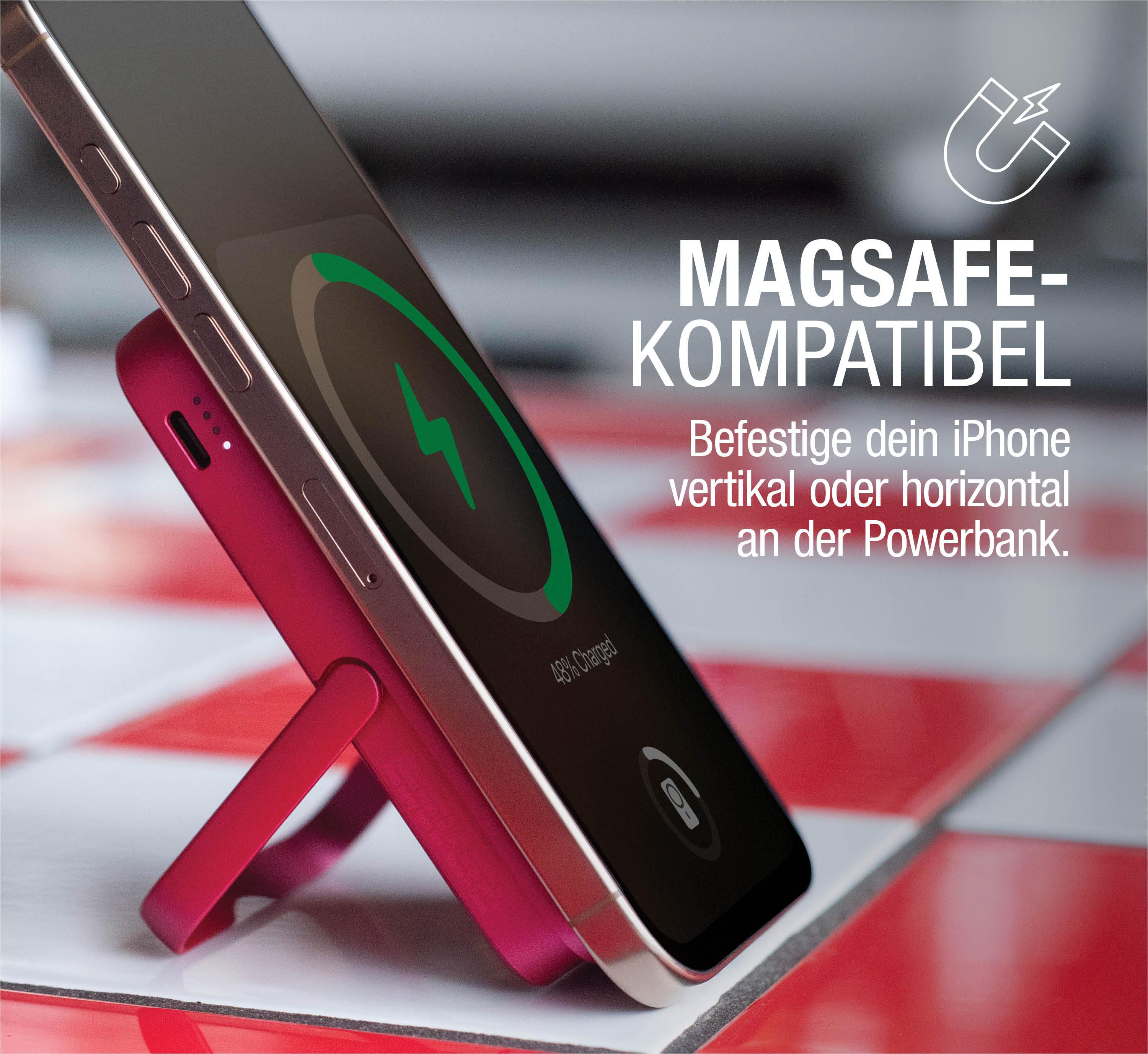 Eine rote Powerbank mit einem iPhone verbunden. Text: Magsafe-kompatibel. Vertikal oder horizontal anbringen.