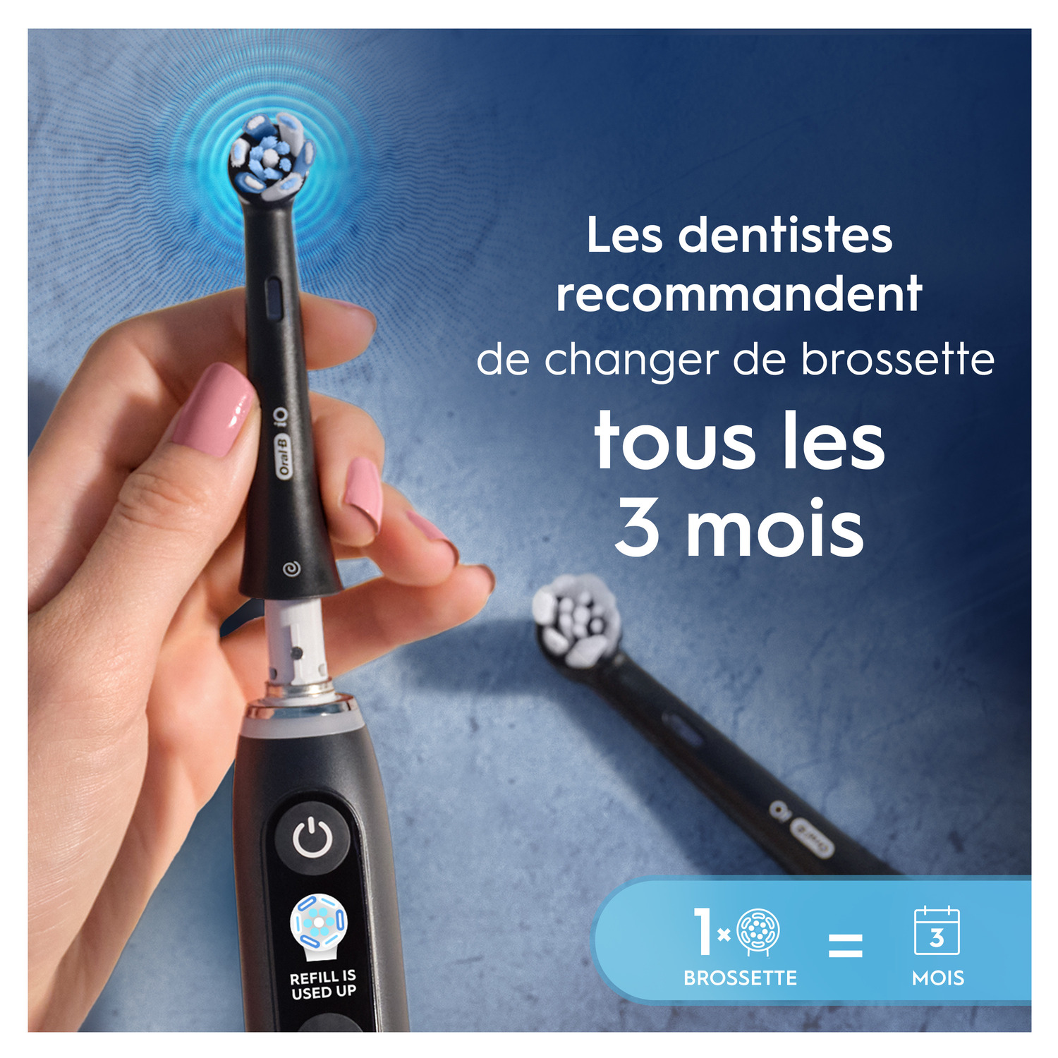 Main tenant une brosse à dents électrique noire et bleue. Le texte indique que les dentistes recommandent de changer la tête tous les 3 mois.