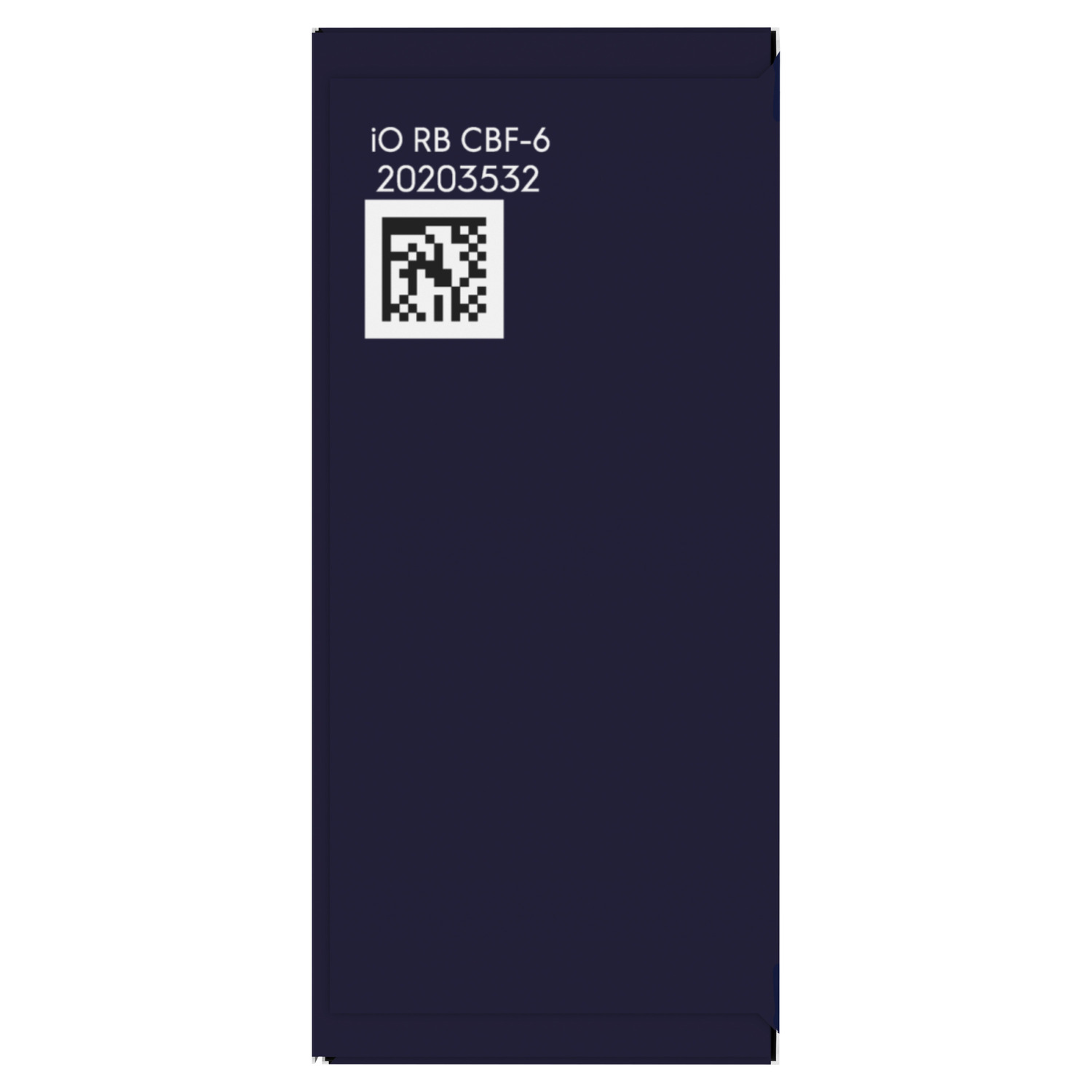 Un gros plan d'une boîte de produit bleu marine avec le texte 'iO RB CBF-6 20203532' et un code QR.