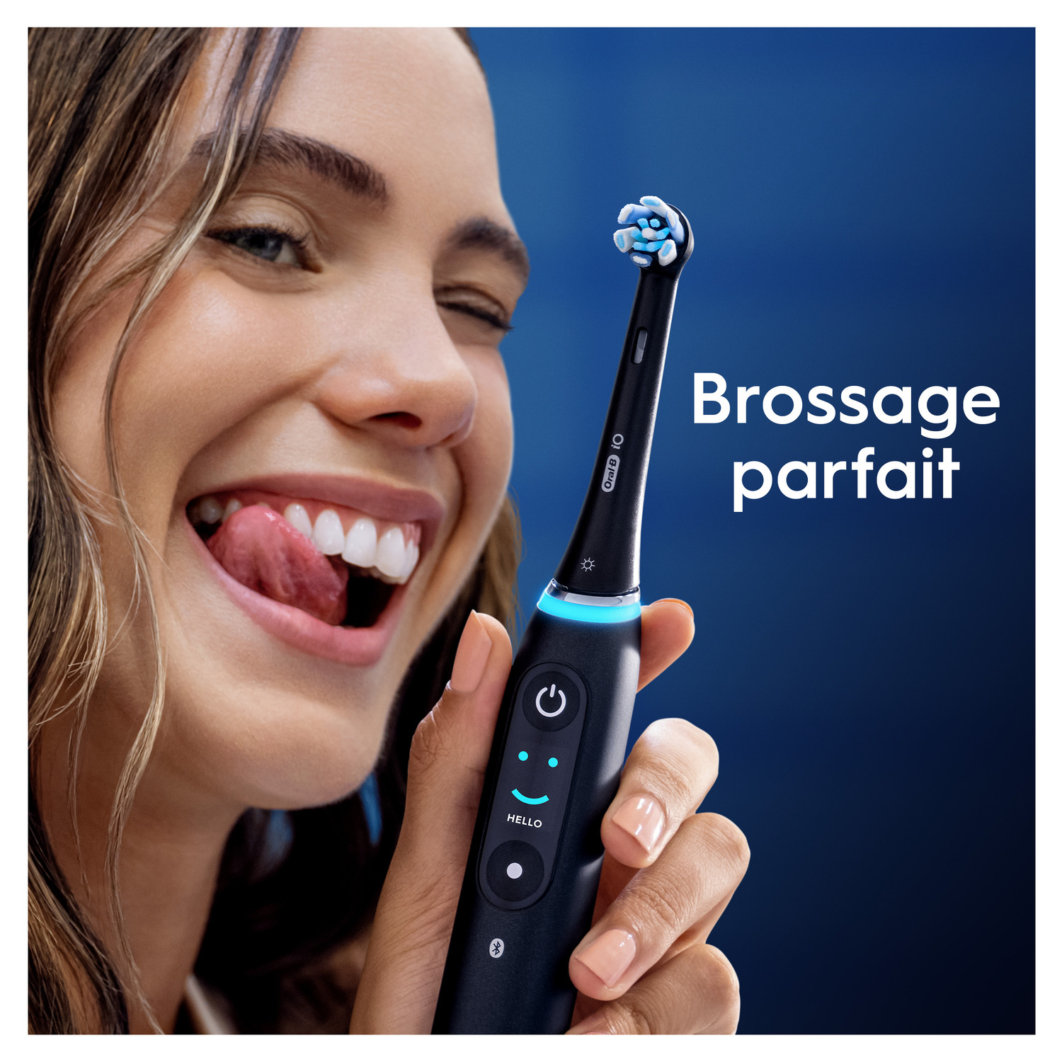 Femme souriante avec brosse à dents noire. Texte : Brossage parfait.