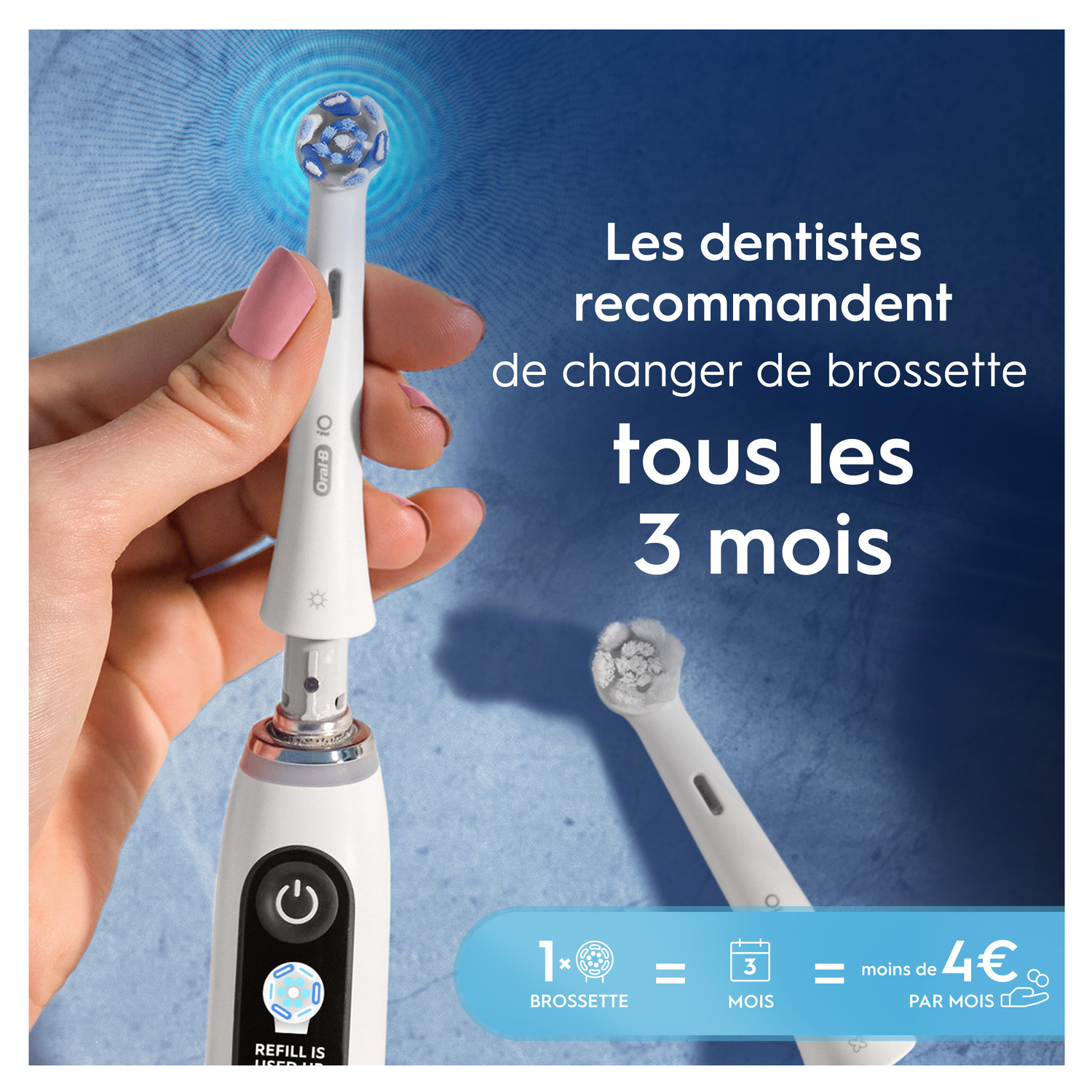 Une main tenant une brosse à dents électrique. Le texte dit de changer la tête de brosse tous les 3 mois.