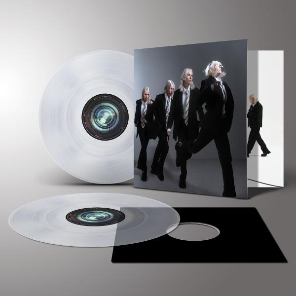 Schallplatten, Albumcover und Figuren in Anzügen. Das Albumcover hat ein Schwarzweißfoto.