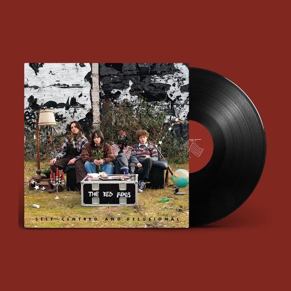 Albumcover: drei Personen sitzen mit einer Vinyl-Schallplatte. Der Hintergrund hat Graffiti. Text lautet 'The Red Flags'.