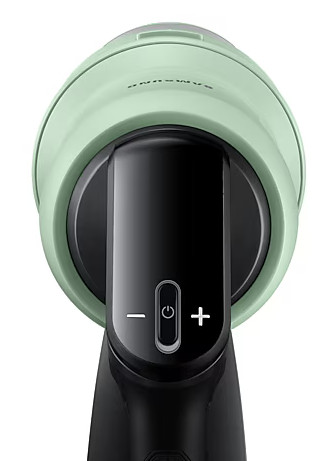 Zbliżenie elementów sterujących odkurzacza z przyciskami plus i minus.