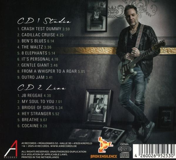 CD-Cover-Rückseite. Mann mit Gitarre, Titelliste und Logos. Dunkler Hintergrund.