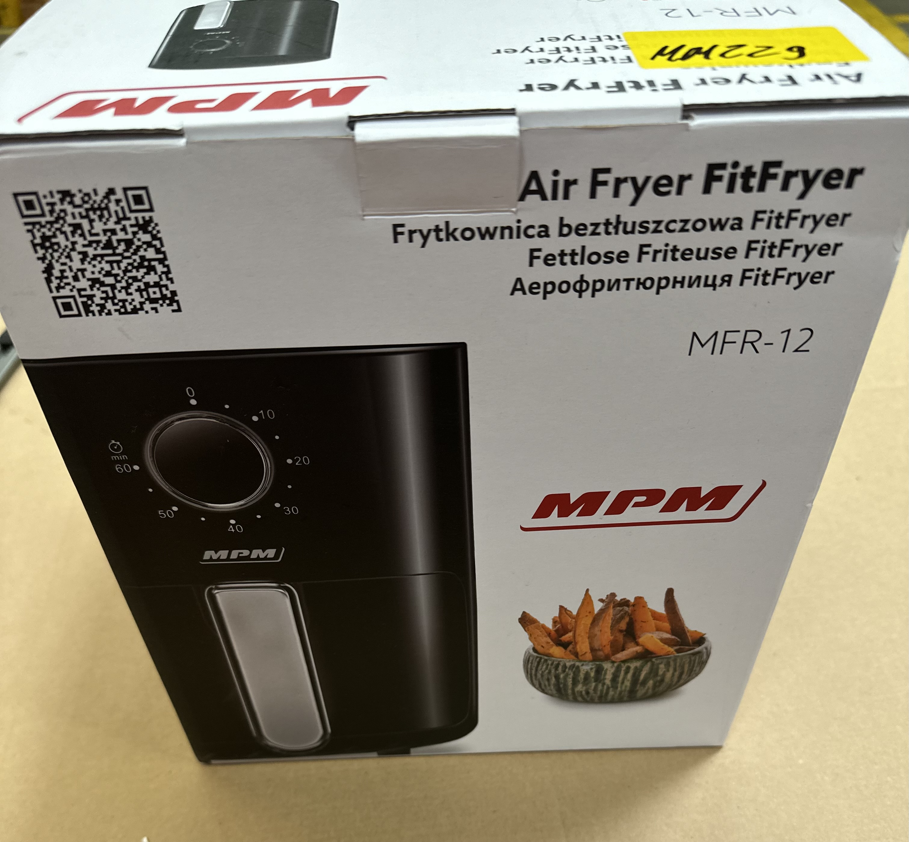 Pudełko Air Fryer FitFryer. Czarny obraz frytkownicy powietrznej, widok z boku na frytkownicę z frytkami.