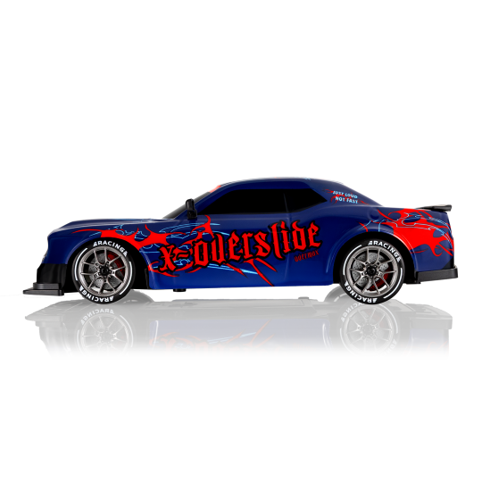 Niebieski samochodzik z czerwonymi płomieniami i napisem "x-overslide". Koła z napisem "Racing". Odbicie na czarnej powierzchni.