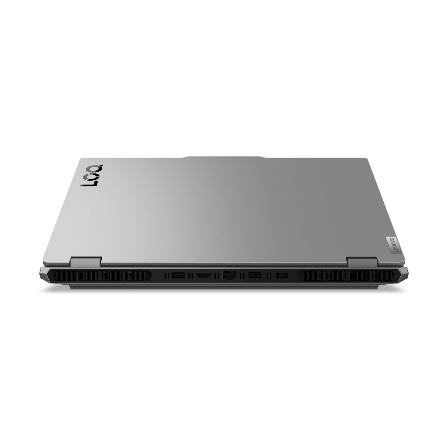 Laptop Lenovo argentato, chiuso, mostra la parte inferiore con porte e logo, sfondo bianco.