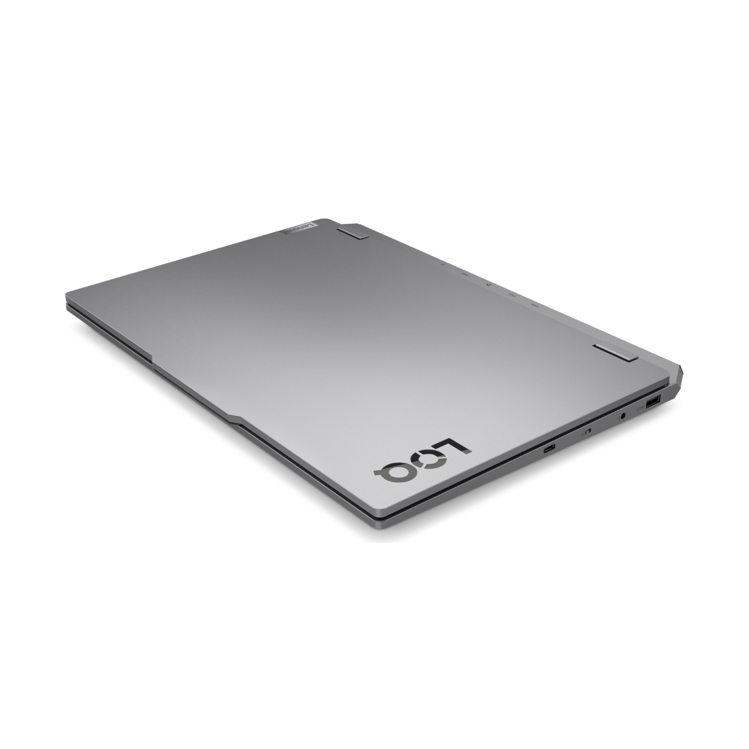 Laptop argentato chiuso con logo Lenovo. Vista piatta e angolata. Sfondo bianco.