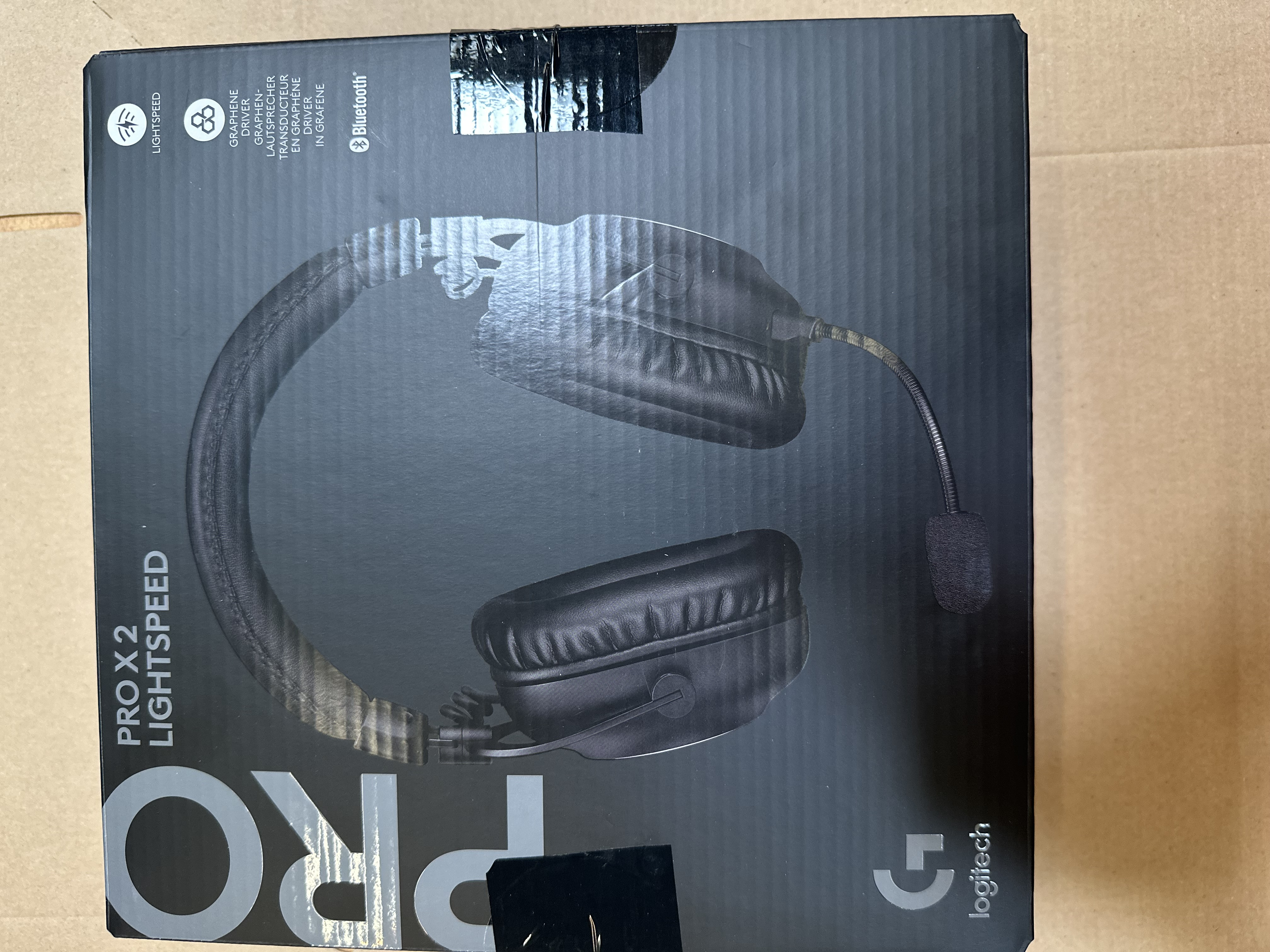 Pudełko słuchawek Logitech Pro X2 Lightspeed. Obraz słuchawek na froncie.
