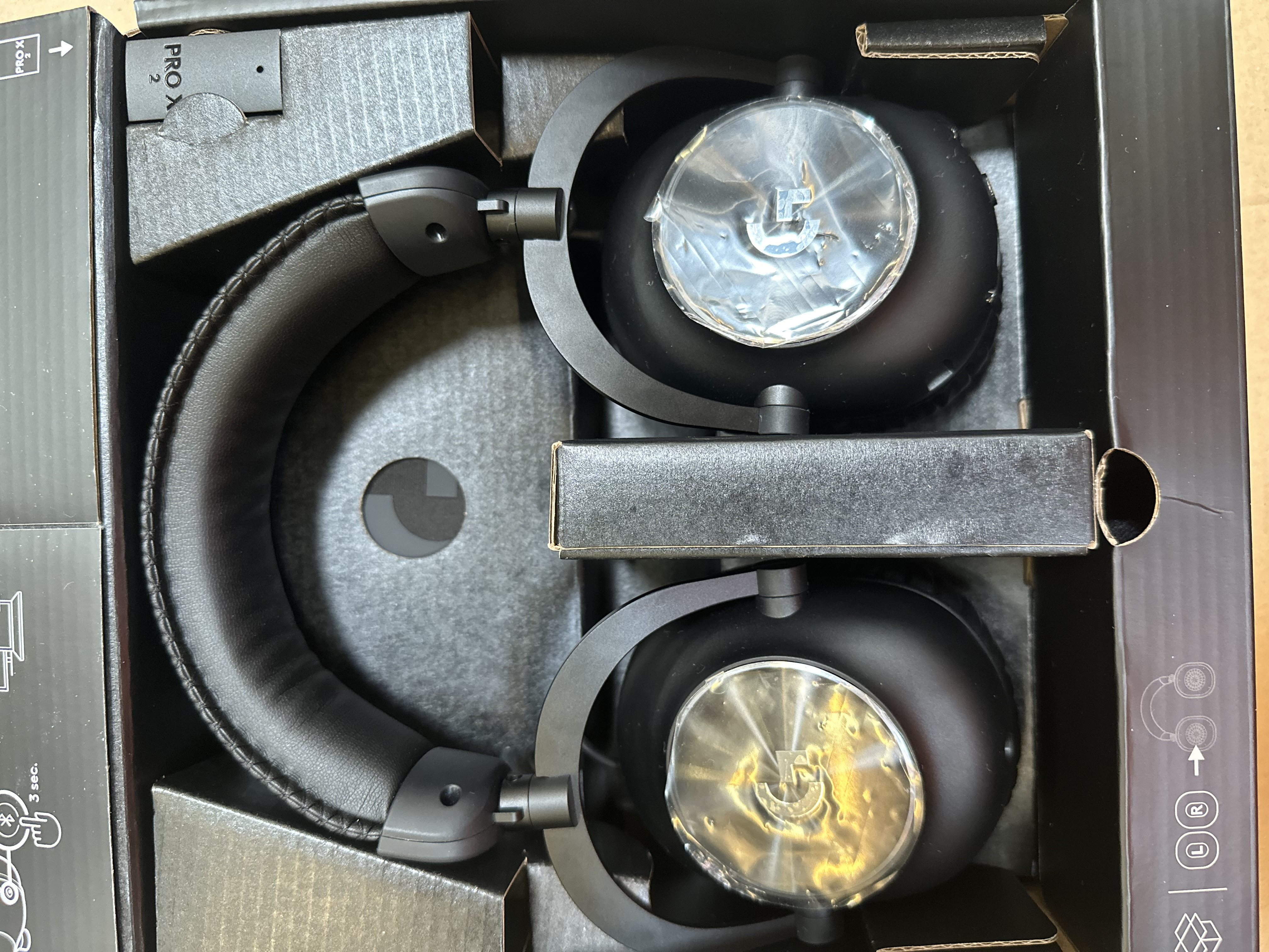 Słuchawki Logitech Pro X2 Lightspeed w pudełku. Widoczne czarne nauszniki.