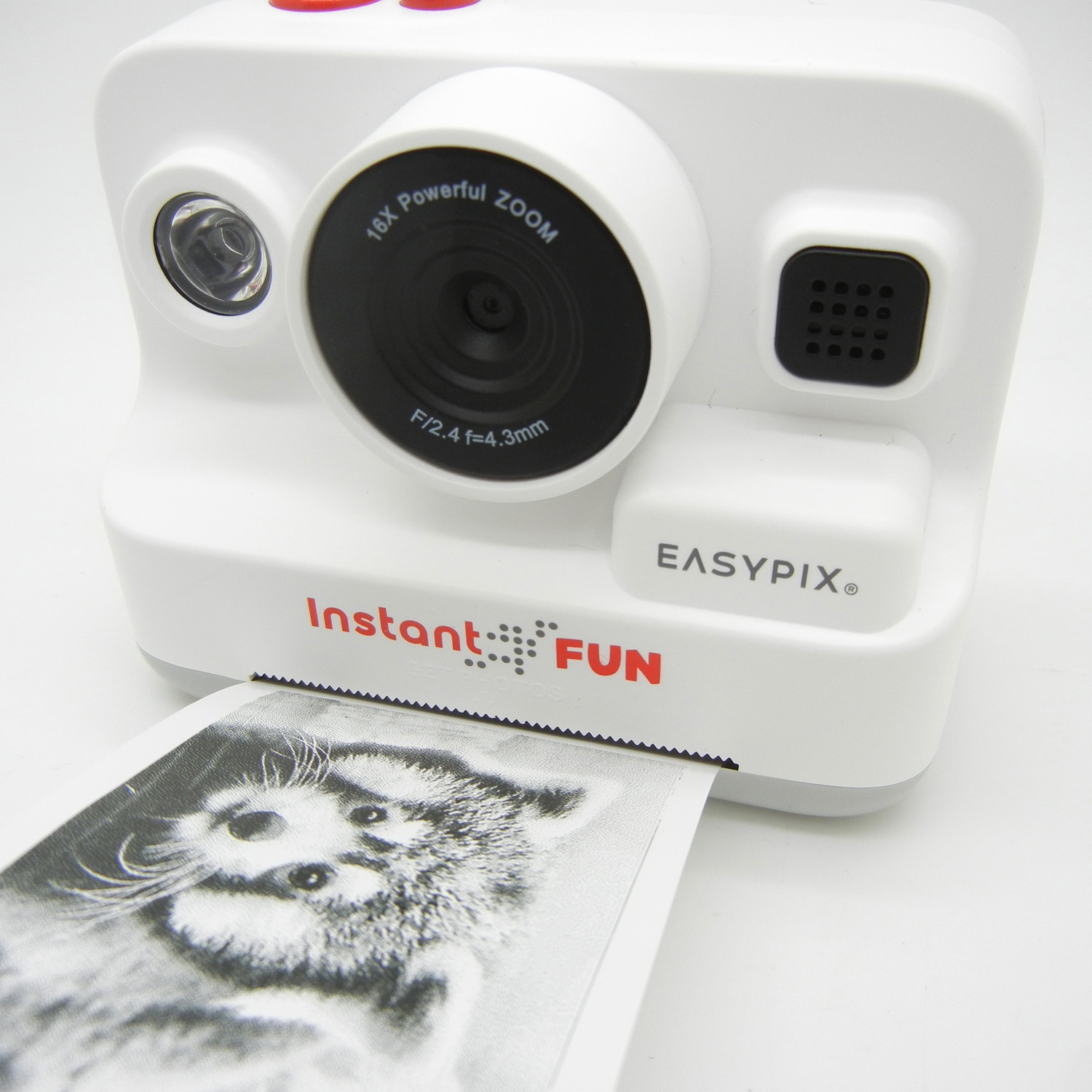 Fotocamera istantanea bianca che stampa una foto con un procione, obiettivo nero e marchio EasyPix.