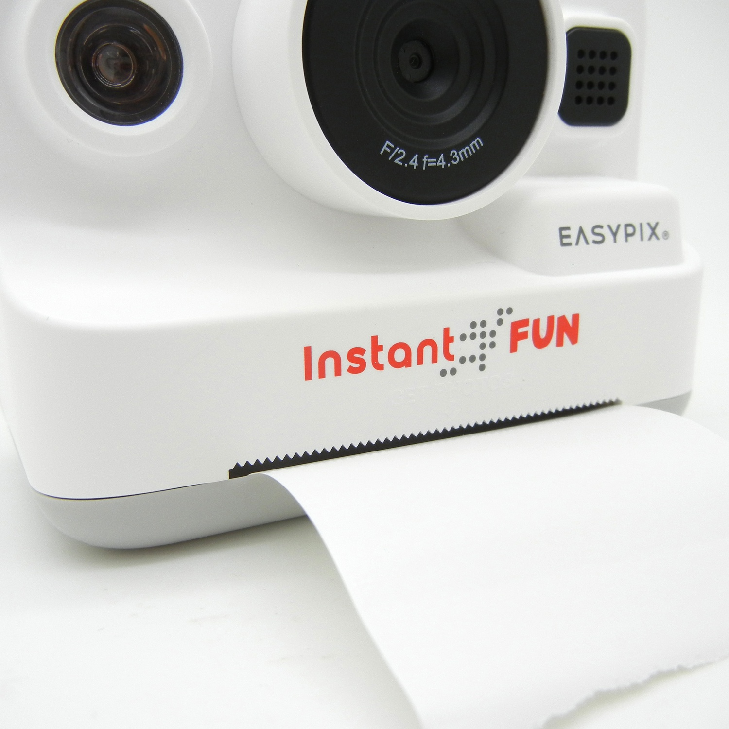 Primo piano della fotocamera istantanea bianca con la carta fotografica che esce. La fotocamera ha un obiettivo nero e un pulsante rosso. Dice EASYPIX e Instant FUN.