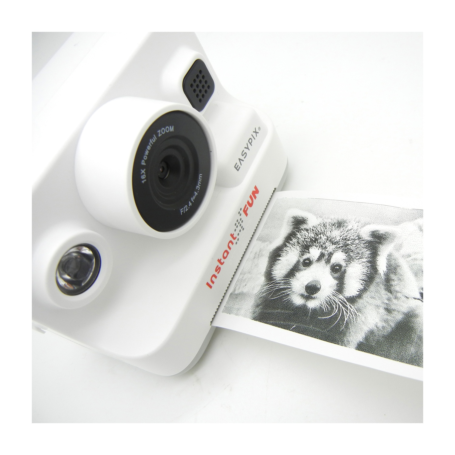 Fotocamera istantanea bianca che stampa una foto di un panda rosso. La fotocamera ha un obiettivo nero, un pulsante rosso e dice EASYPIX e Instant FUN.