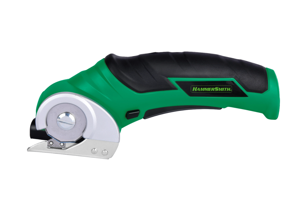 Grünes und schwarzes Elektroschneidwerkzeug, die Klinge ist silberfarben. Schwarzer Hintergrund.