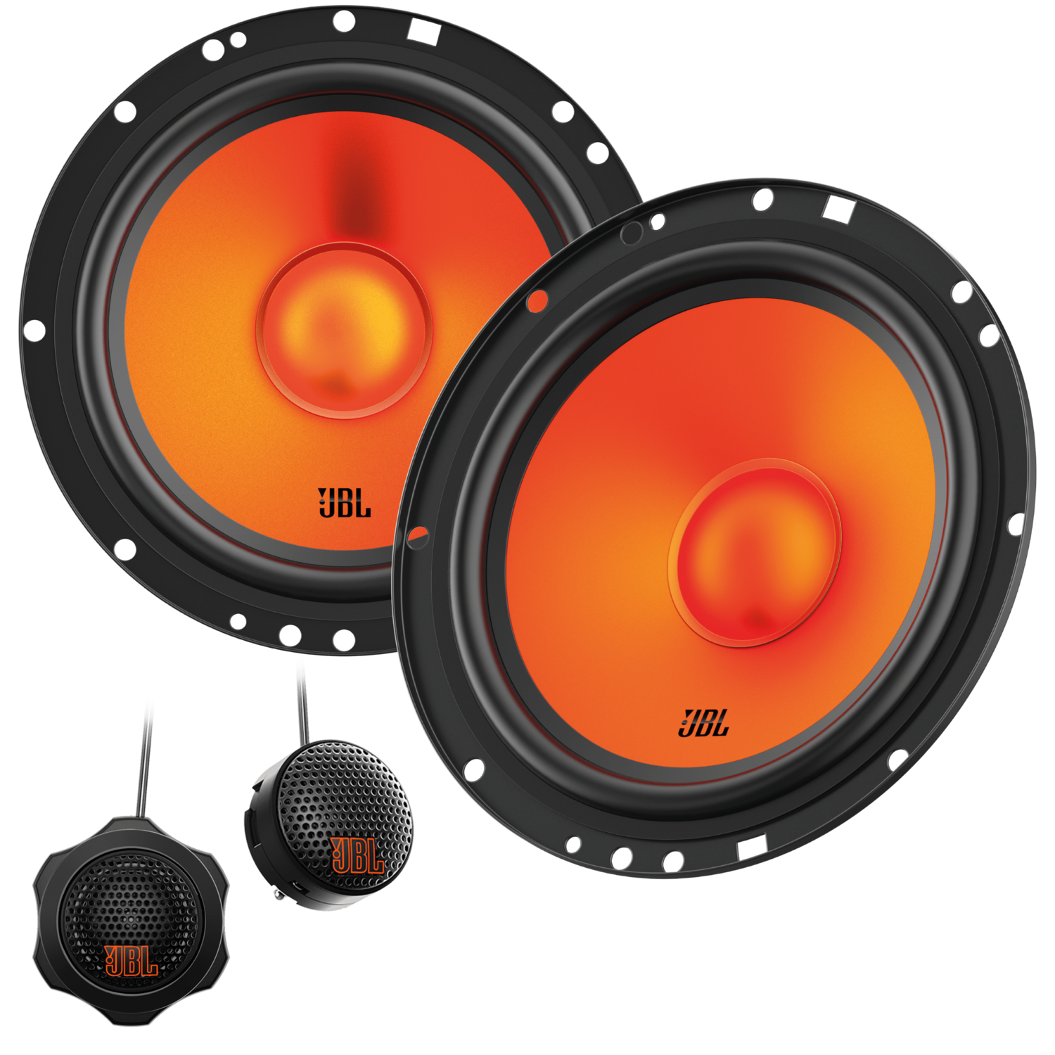Twee zwarte autospeakers met oranje interieurs en een kleine tweeter. Zwarte achtergrond.