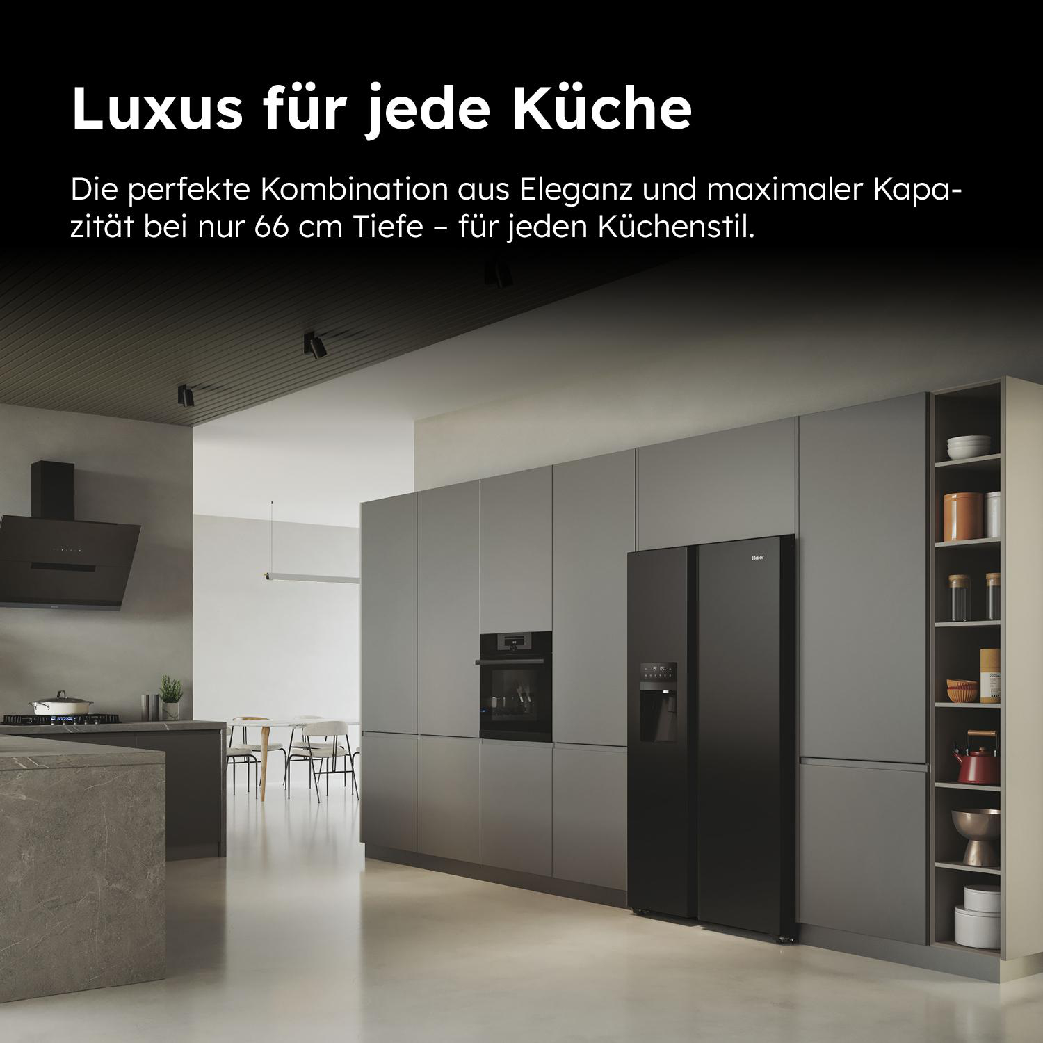 Schwarzer Kühlschrank in einer modernen Küche. Text und Küchenelemente.