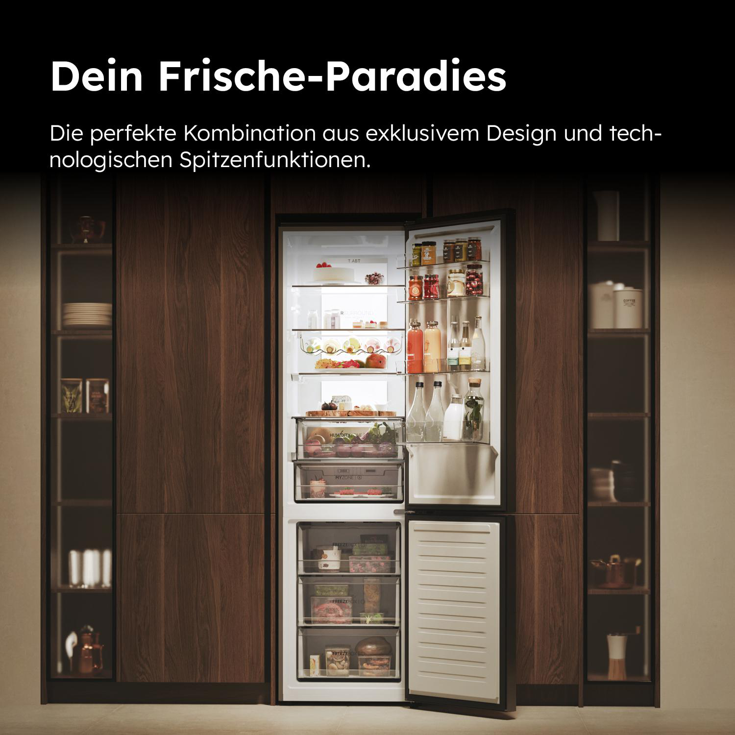 Kühlschrank mit offener Tür, zeigt Innenraum mit Lebensmitteln. Text diskutiert die Kombination von Design und Technologie.
