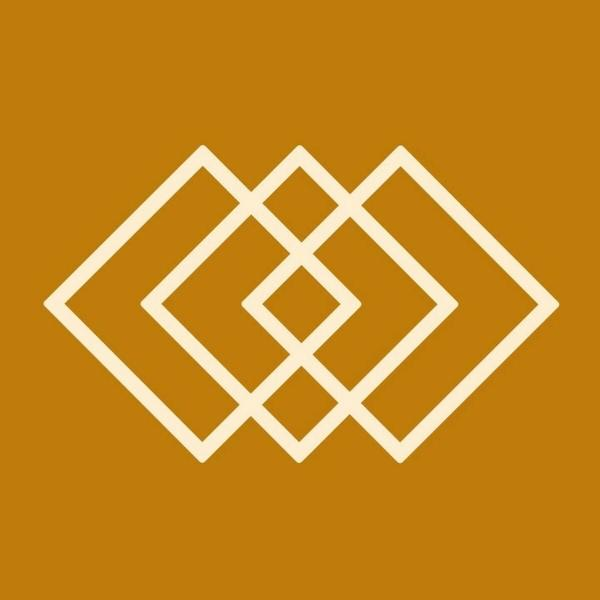 Ein geometrisches Design mit sich überlappenden Quadraten in cremefarbener Farbe auf einem senfgelben Hintergrund. Das Design ist zentriert.