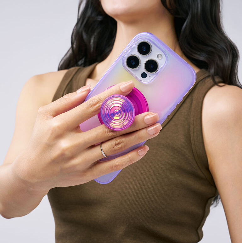 Person hält ein Telefon mit einem pinken PopSockets-Griff. Das Telefon befindet sich in einer Hülle.