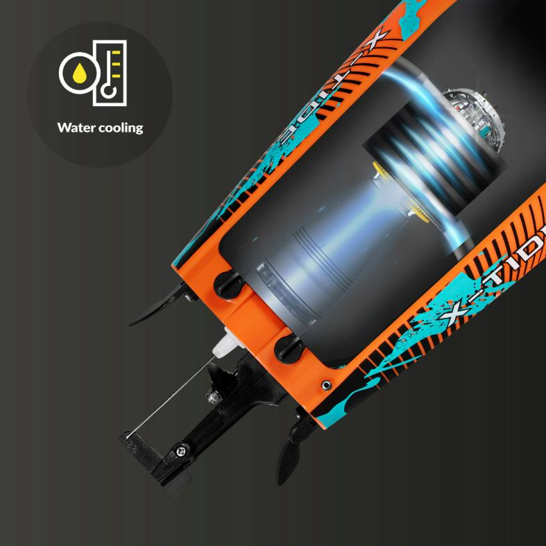 Widok przekrojowy łodzi pokazuje system chłodzenia wodą silnika.