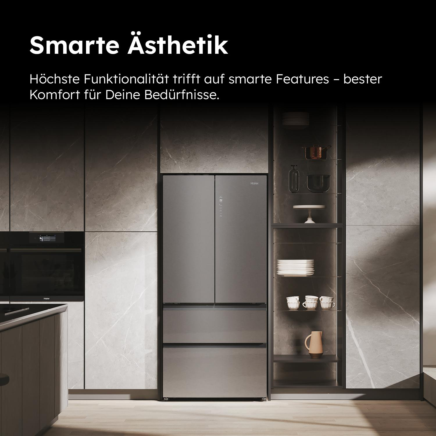 Moderne Küche mit einem Haier-Kühlschrank. Küche beinhaltet Schränke und einen Einbauofen.