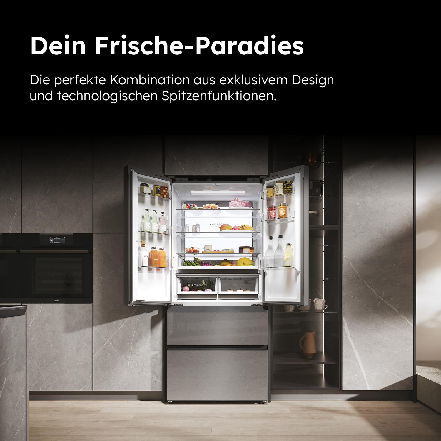 Küche mit Haier-Kühlschrank, offene Türen. Zeigt Lebensmittel, Regale und Schubladen gefüllt.