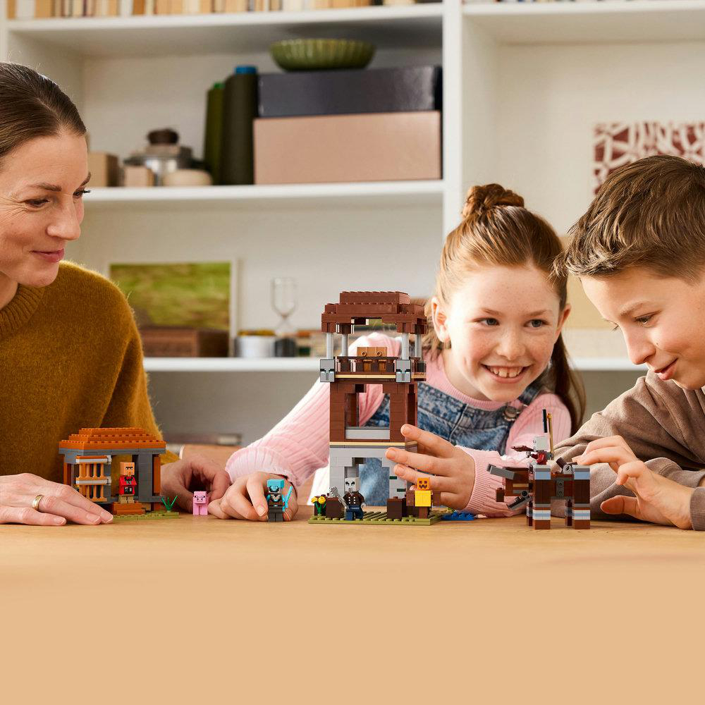 Eine Familie spielt mit einem Lego-Set, baut.