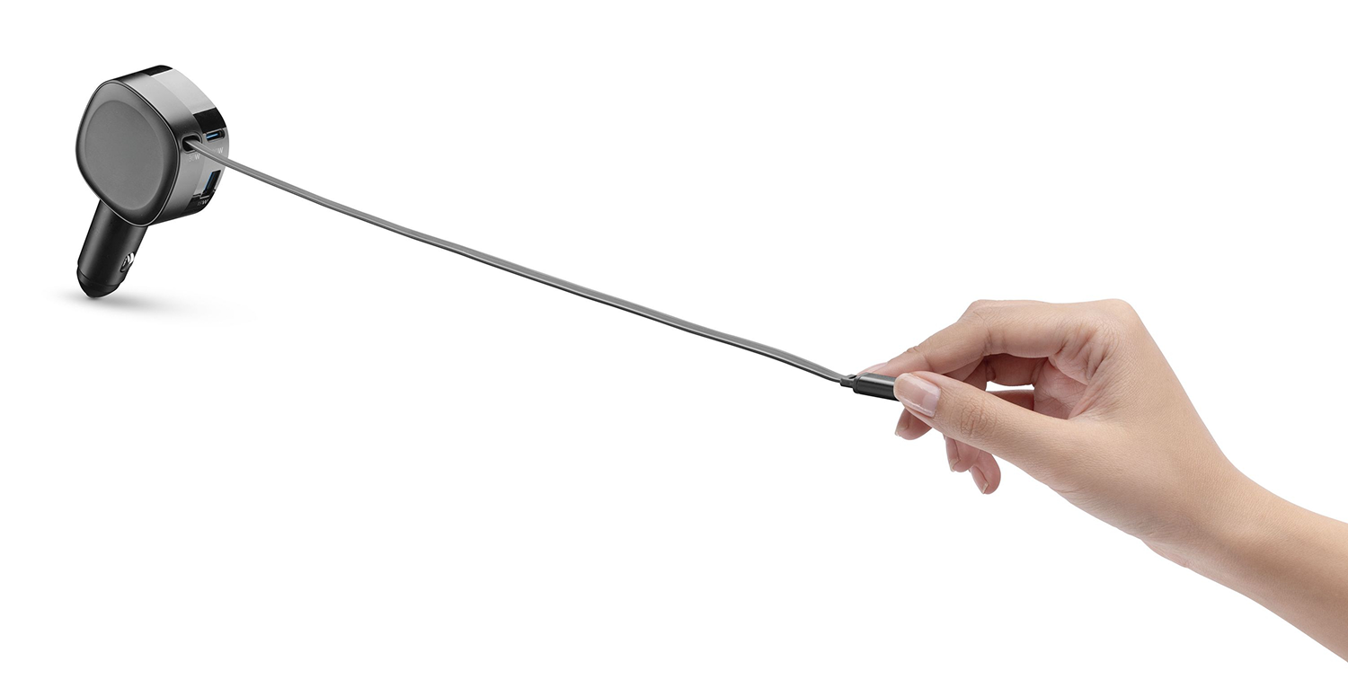 Un cargador de coche con un cable extendido por una mano.