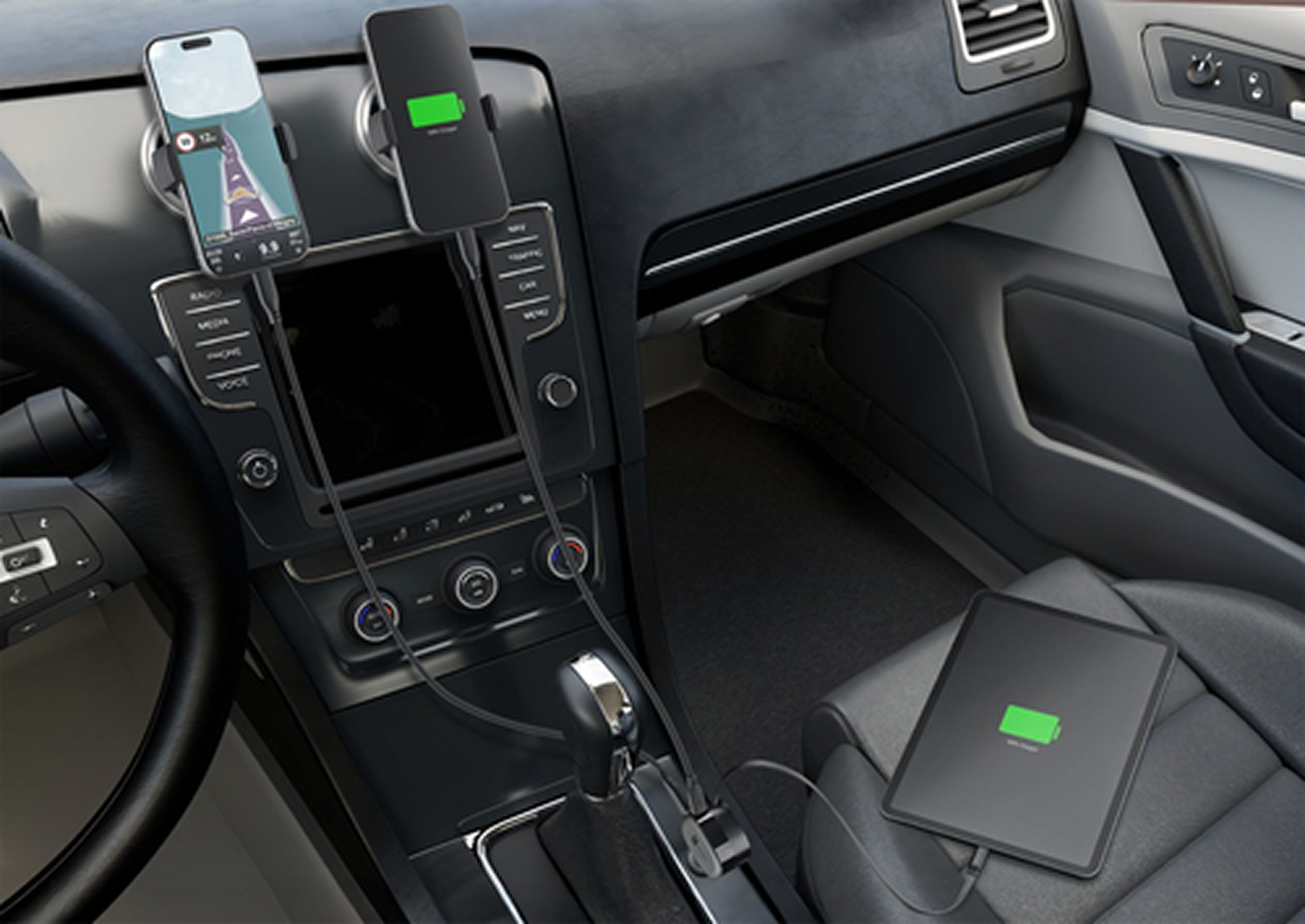 Interior del coche: carga de teléfono y tableta, GPS en el teléfono. Interior negro, volante, palanca de cambios.