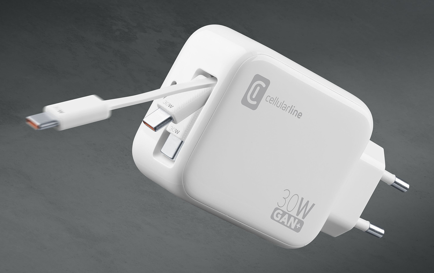 Cargador blanco con cable. El cargador tiene el logo Cellularline y el texto 30W GAN+.