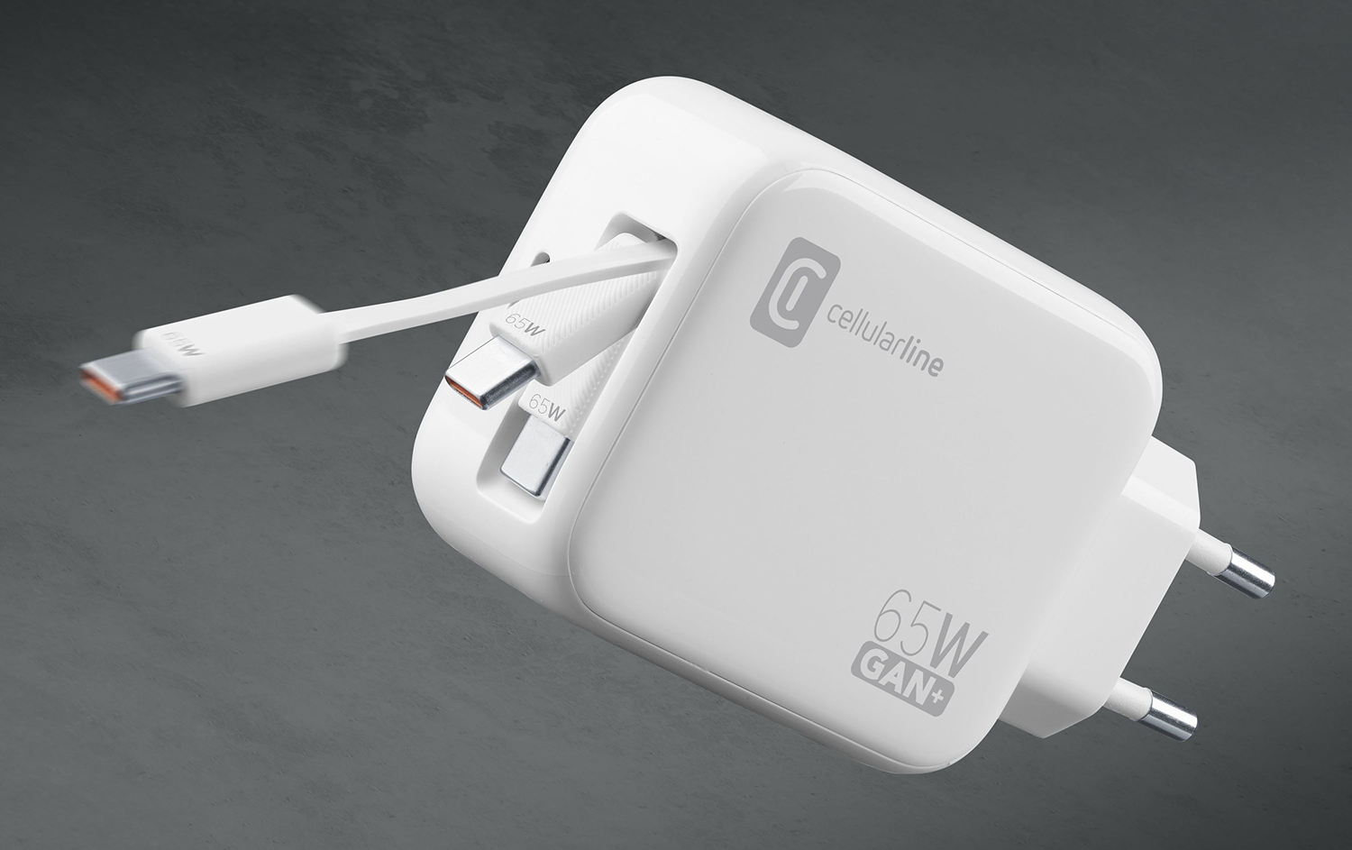Cargador blanco con cable y el logo Cellularline. El cargador tiene el texto 65W GAN+.
