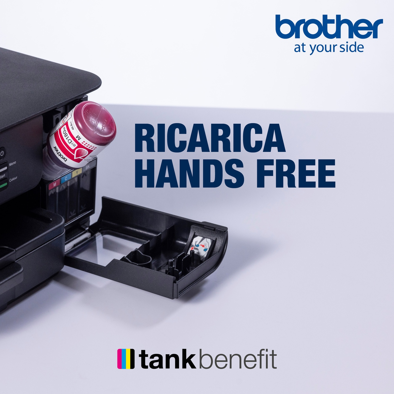 Stampante Brother con flacone inchiostro che riempie il serbatoio. Testo: Ricerca Hands Free. Sfondo bianco.