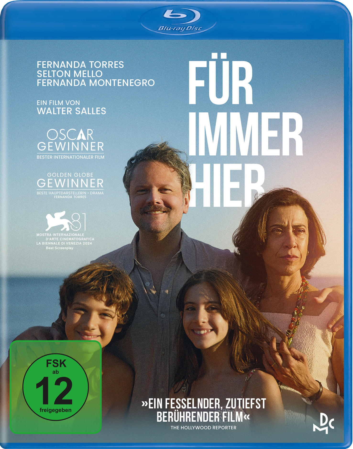 Filmcover von 'Für Immer Hier' mit einer vierköpfigen Familie. Text ist auf Deutsch. FSK 12-Siegel.