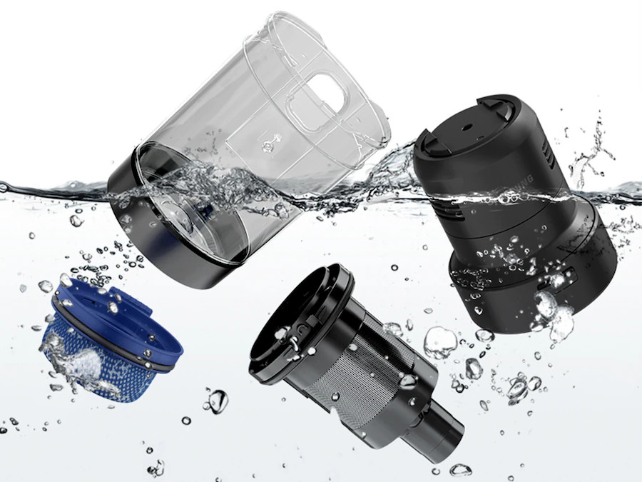 Części odkurzacza w wodzie: przezroczysty pojemnik, filtry i czarne elementy.