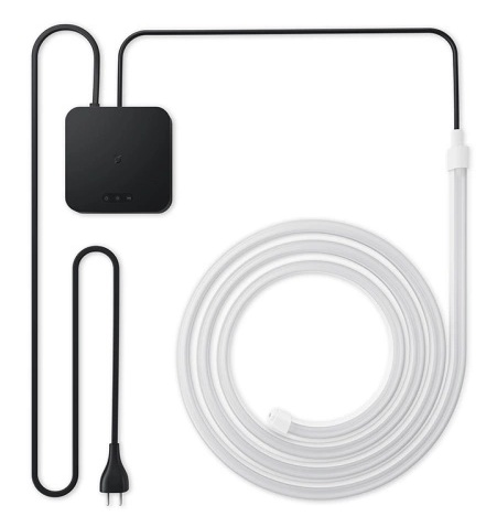 Czarny zasilacz, zwinięty biały pasek świetlny i czarny przewód zasilający z wtyczką, wszystko na białym tle.