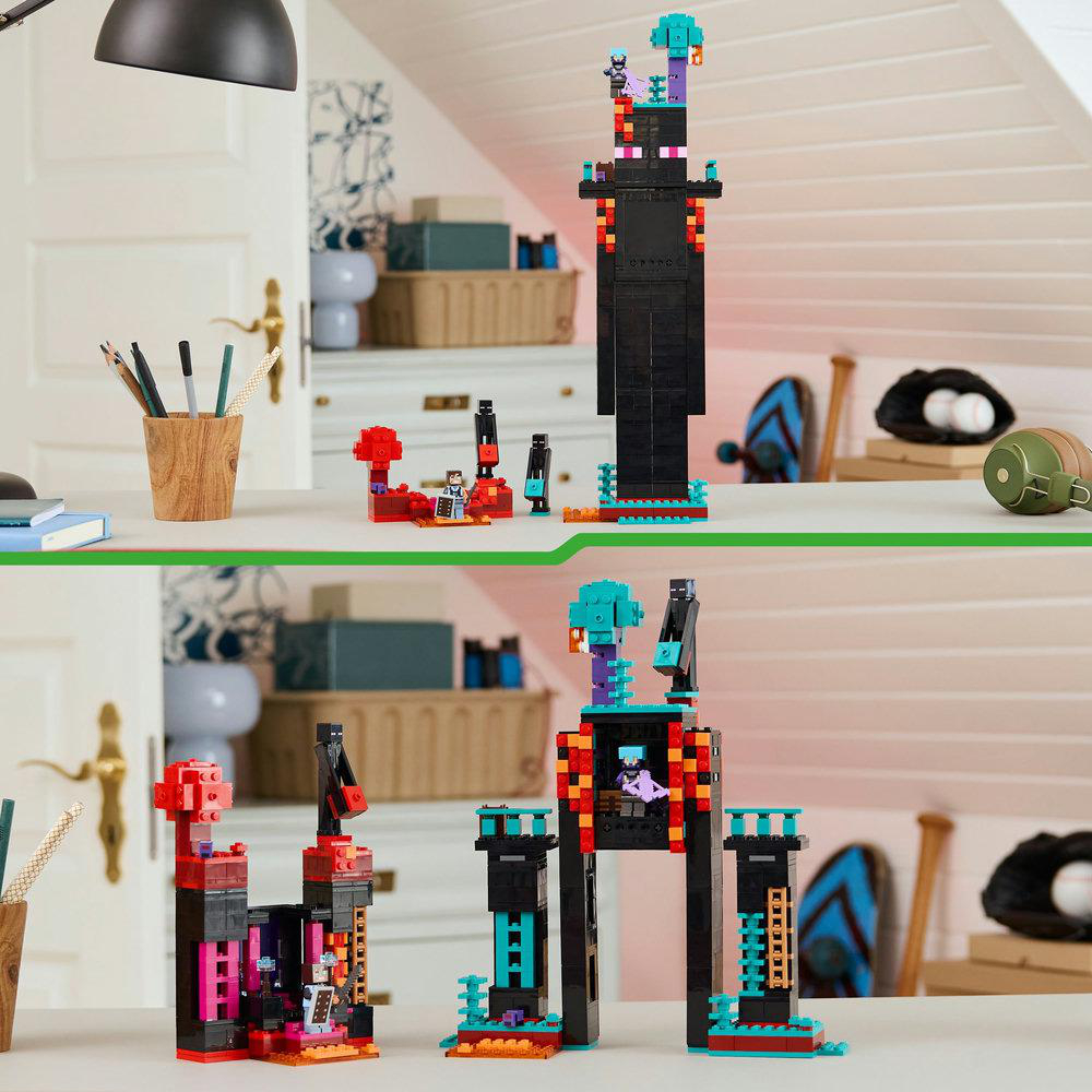 Lego Minecraft Set auf einem Schreibtisch aufgebaut. Andere Objekte wie Bleistifte und Baseball-Ausrüstung sind vorhanden.