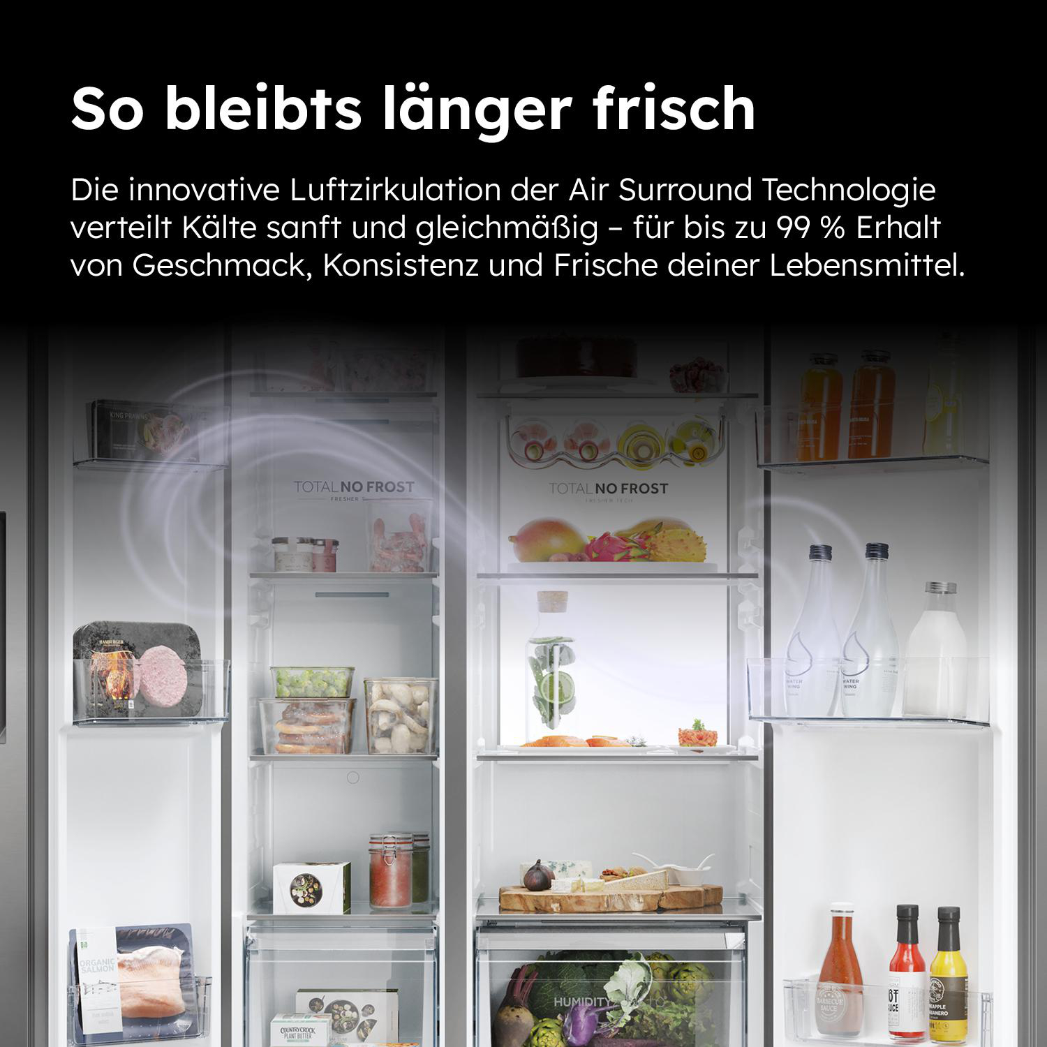Kühlschrank mit offenen Türen, gefüllt mit Lebensmitteln.