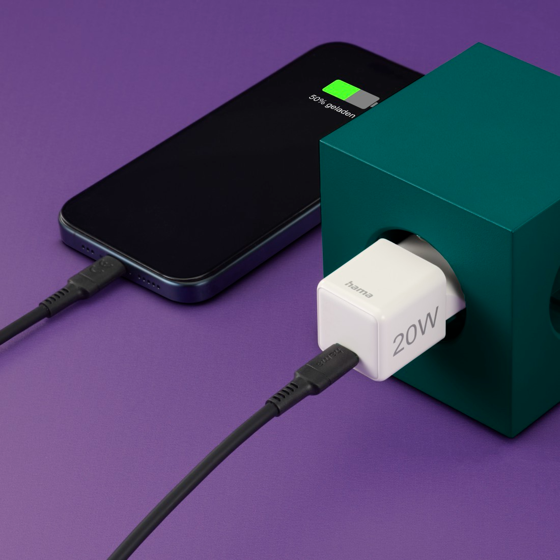 Telefon töltése Hama 20W töltővel, türkizkék kocka.