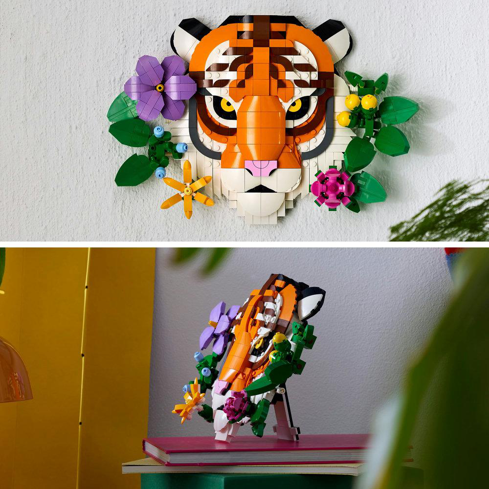 Zwei Bilder, Tigerkopf mit Blumen an der Wand und auf einem Ständer.
