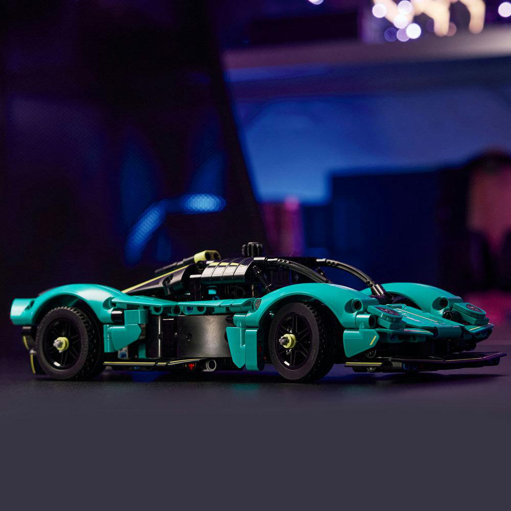 Ein Lego Aston Martin Valkyrie Automodell in Teal mit dunklem Hintergrund.