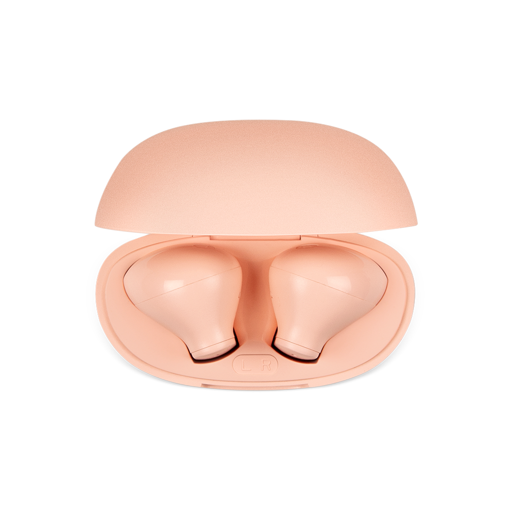 Açık bir kılıftaki pembe kulaklıklar. Kılıf ve kulaklıklar siyah bir arka plan üzerinde.
