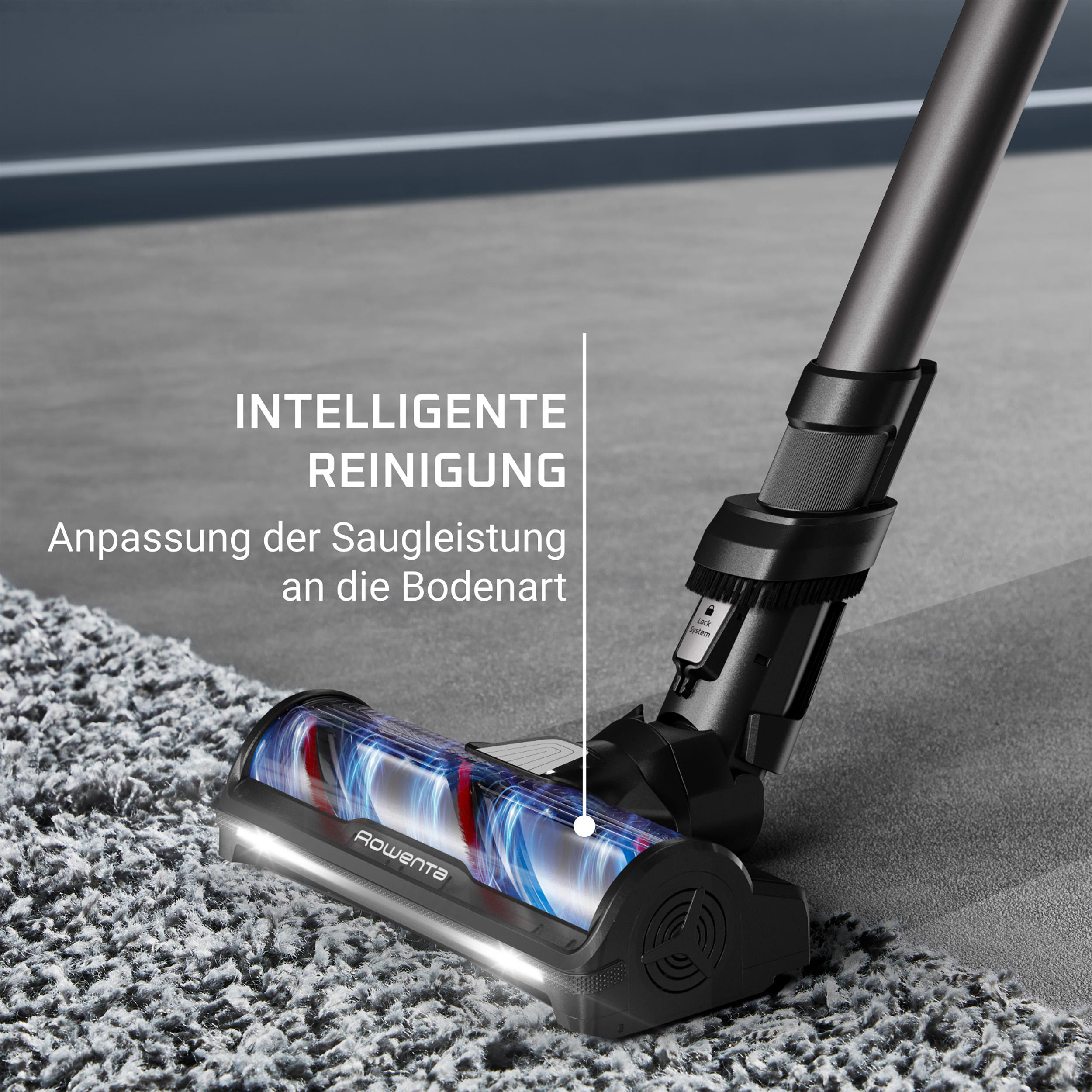 Nahaufnahme des Staubsaugerkopfes, der einen Teppich reinigt. Text-Overlay sagt 'INTELLIGENTE REINIGUNG'.