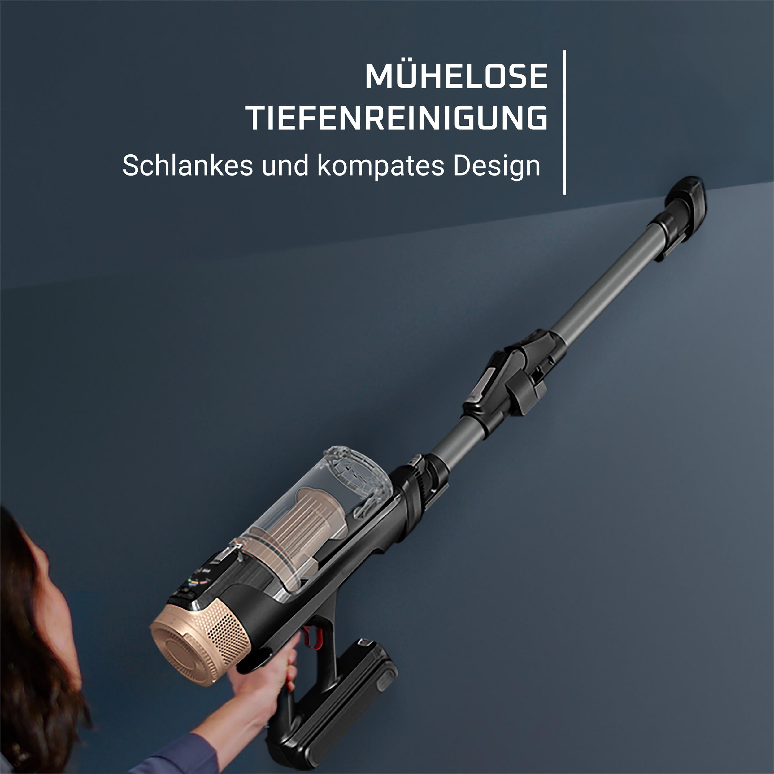 Eine Frau, die einen Staubsauger hält, mit einem transparenten Staubbehälter und dunklem Hintergrund.