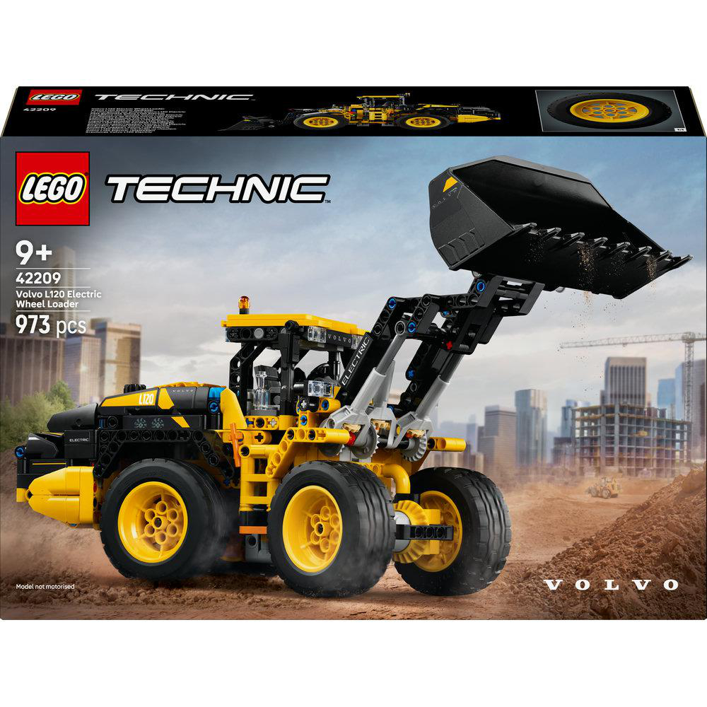 LEGO Technic Volvo L120 Electric Wheel Loader-Box. Gelb-schwarzes Ladermodell. Hintergrund zeigt Gebäude und Baustelle.