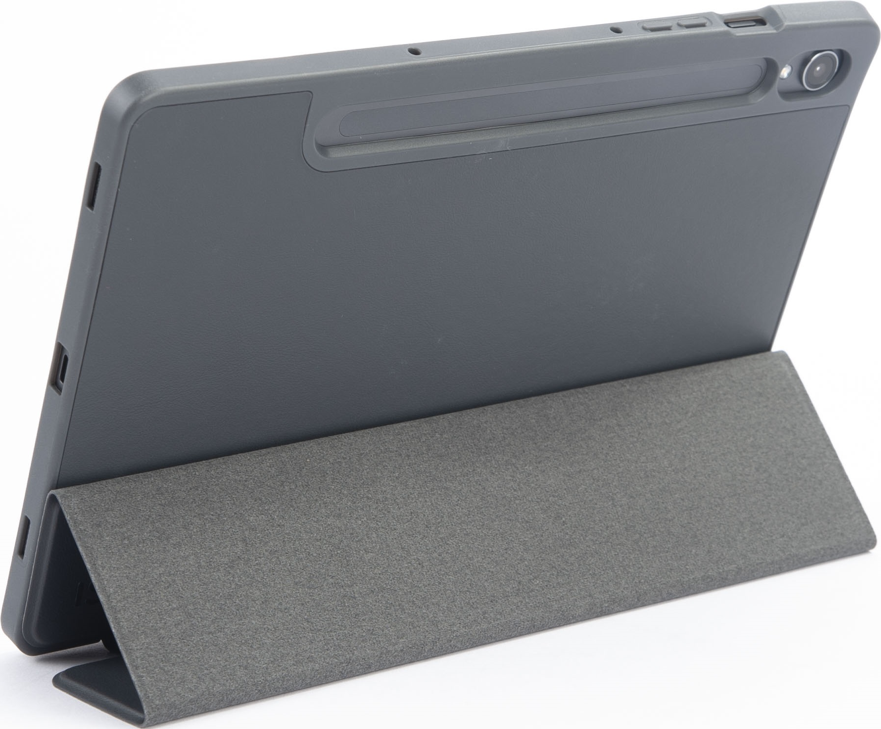Tablet grigio in una custodia grigia, appoggiato con la cover come supporto, su sfondo bianco.