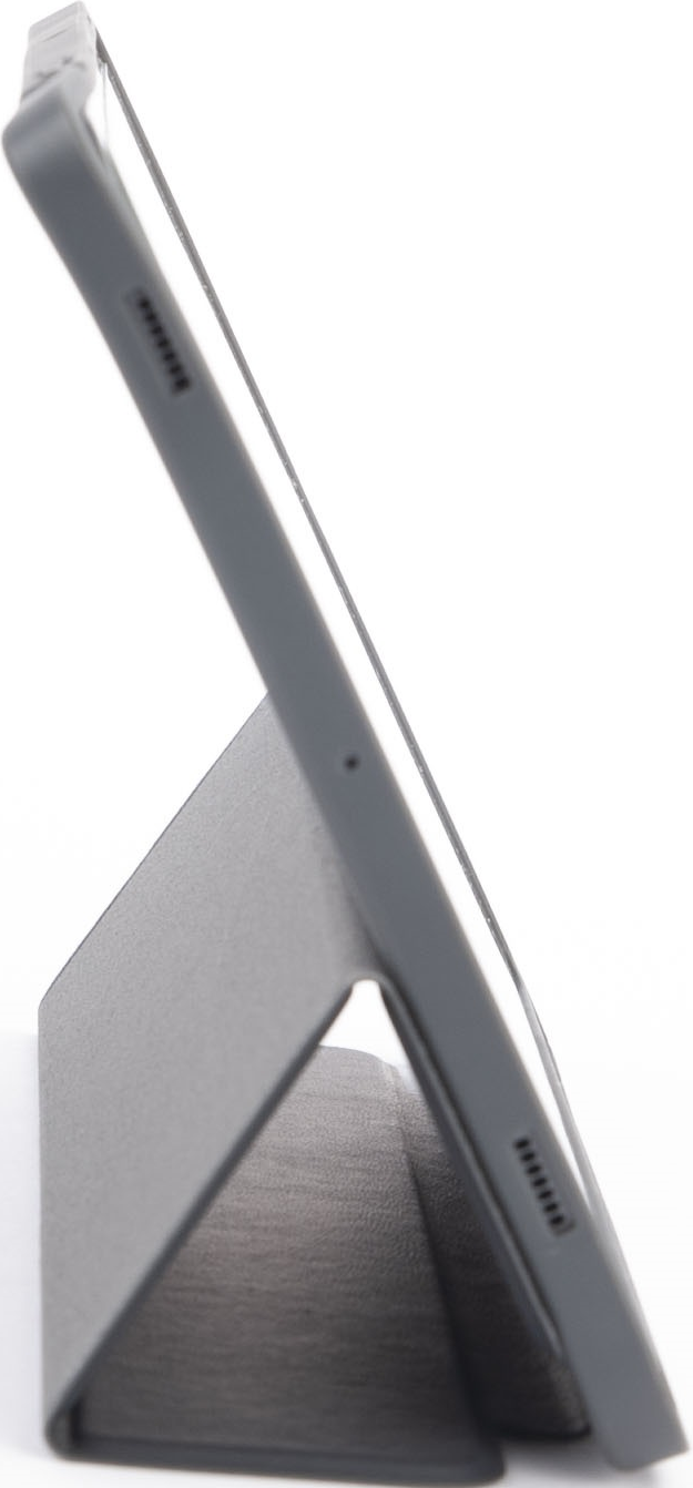 Un tablet grigio su un supporto, angolato a destra, su sfondo bianco. Il supporto sembra essere in pelle. Lo schermo è visibile.