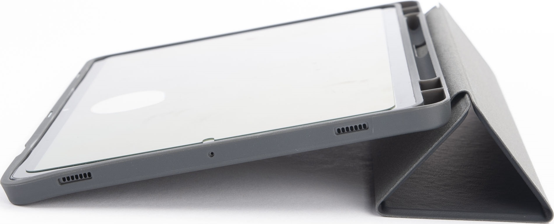 Tablet grigio in una custodia, leggermente angolato. La custodia è piegata per sostenere il tablet. Sfondo bianco.